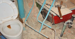 Профессиональный демонтаж перегородки ванной и туалета в Абакане - от 574 рублей